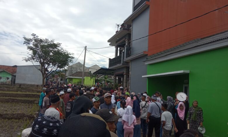 Pemilik Tanah Blokir Jalan Perumahan, Warga Pacet Cianjur Gelar Aksi Besar-Besaran