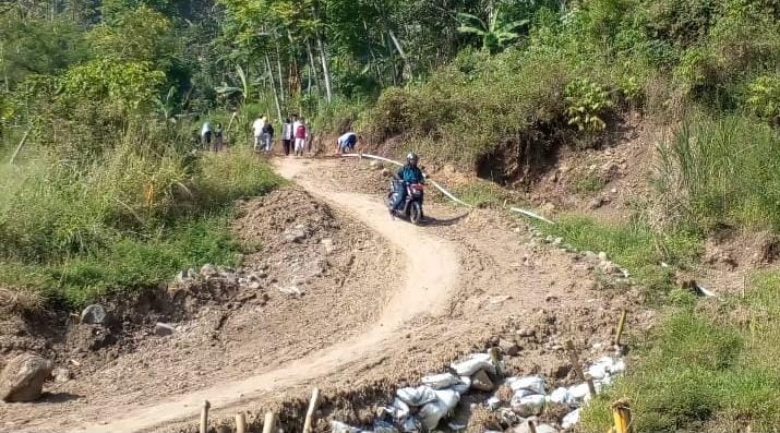 Jalan Desa Rawabelut Sukaresmi Rusak, Bupati Cianjur Janji Perbaiki