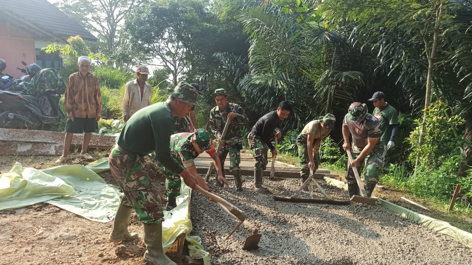 Beri Motivasi, Dansatgas Turun Tangan Dalam Pengecoran Jalan di TMMD ke 114