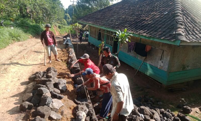 Pembuatan TPT di Cibeber Cianjur, TNI dan Warga Aktif Bahu Membahu