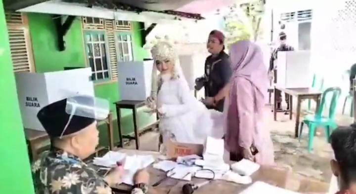 Masih Pakai Baju Pengantin, Wanita Ini Ikut Pencoblosan Pilkades Haurwangi Cianjur