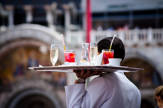 Ini Dia 6 Cara Jadi Waiter di Hotel yang Baik dan Profesional