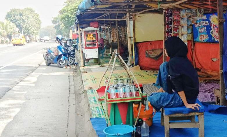 Jualan di Trotoar Lagi, Pedagang Cincau Haurwangi Cianjur Merugi Usai Relokasi