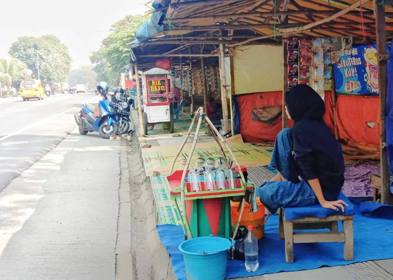 Jualan di Trotoar Lagi, Pedagang Cincau Haurwangi Cianjur Merugi Usai Relokasi