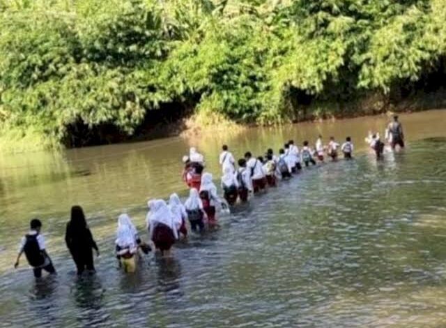 77 Tahun Indonesia Merdeka, Pelajar Cianjur Masih ke Sekolah Dengan Menerjang Sungai