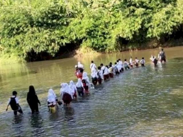 77 Tahun Indonesia Merdeka, Pelajar Cianjur Masih ke Sekolah Dengan Menerjang Sungai