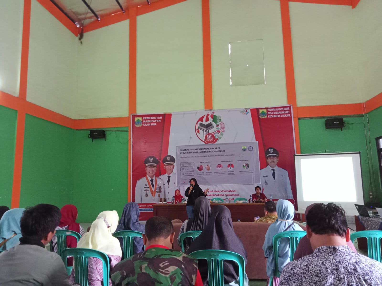 KKN UM Bandung Gelar Seminar UMKM di Desa Babakankaret Cianjur