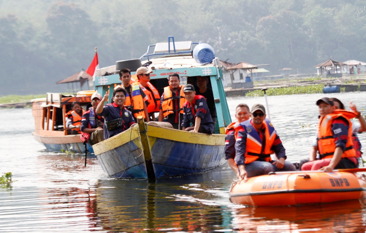 Puluhan Peserta Mengikuti Lomba Perahu Dayung di Waduk Cirata