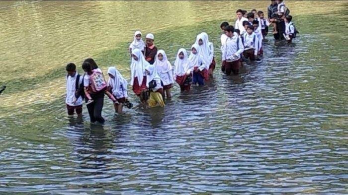 77 Tahun Indonesia Merdeka, Pelajar Cianjur Masih ke Sekolah Dengan Menerjang Sungai