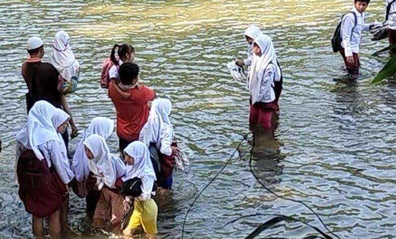 Pelajar Cianjur Lewati Sungai Untuk Sekolah, Jembatan Tak Kunjung Dibangun