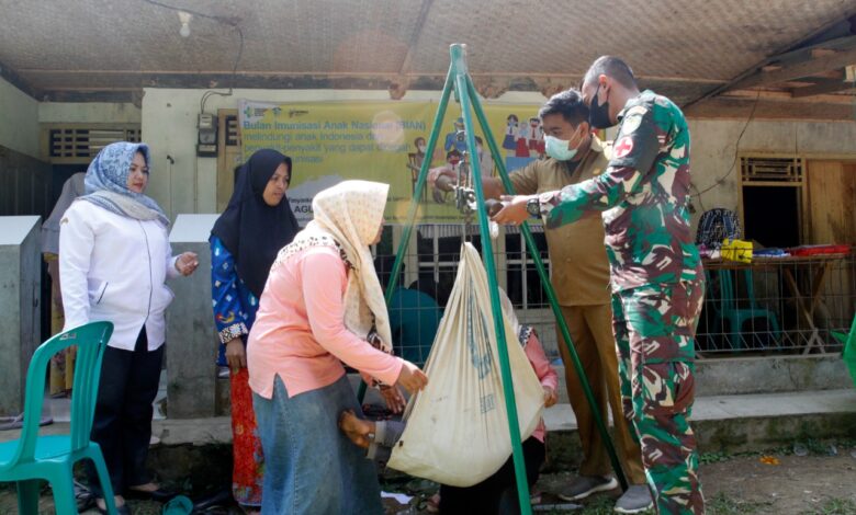 Gelar Posyandu, Satgas TMMD ke-114 Cianjur Ikut Pantau Perkembangan Balita