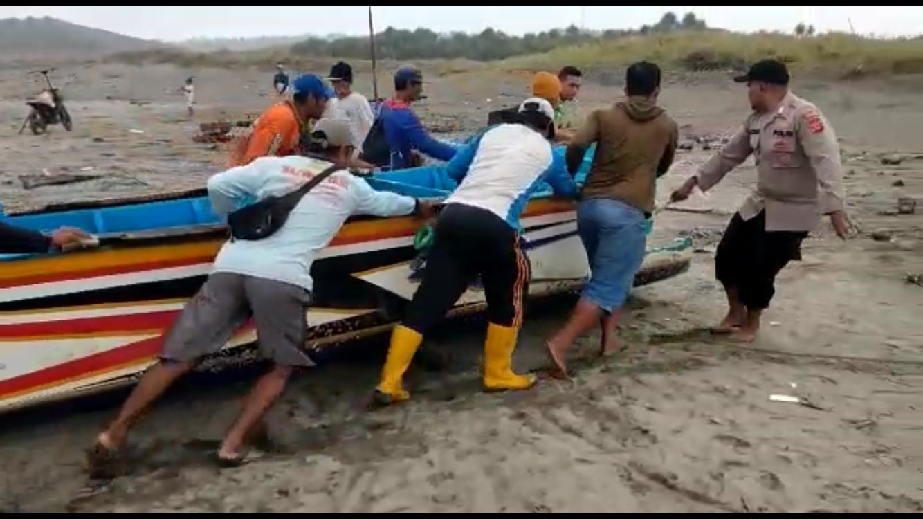 Terhantam Ombak, Perahu di Cianjur Terbelah Jadi Dua, Nelayan Hilang