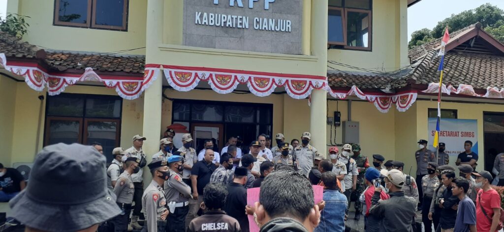 Jualan di Trotoar Lagi, Pedagang Cincau Haurwangi Cianjur Merugi Usai Relokasi