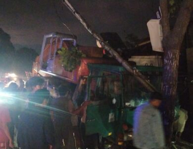 Kecelakaan, Truk Tronton Tabrak Mobil, Motor dan Warung di Gekbrong Cianjur