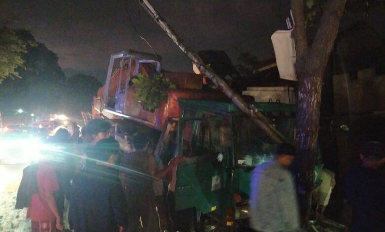 Kecelakaan, Truk Tronton Tabrak Mobil, Motor dan Warung di Gekbrong Cianjur