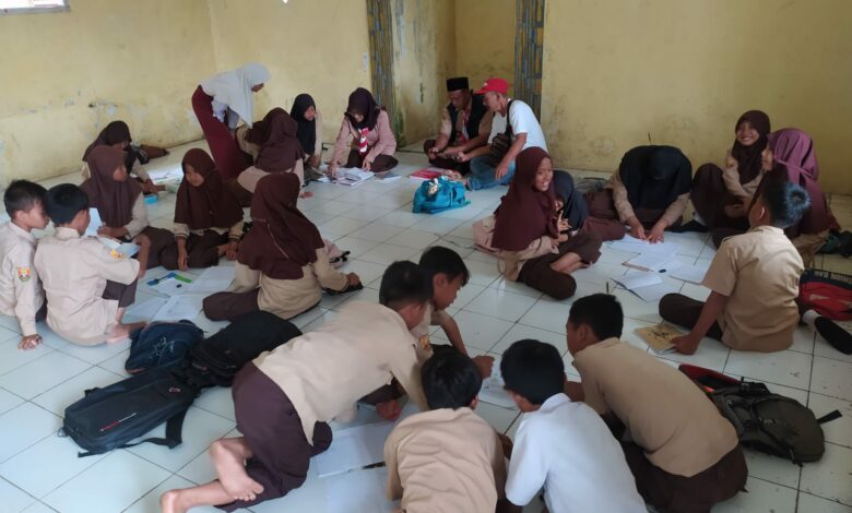 Kelas Rusak, Puluhan Siswa SD di Cianjur Terpaksa Belajar di Musala