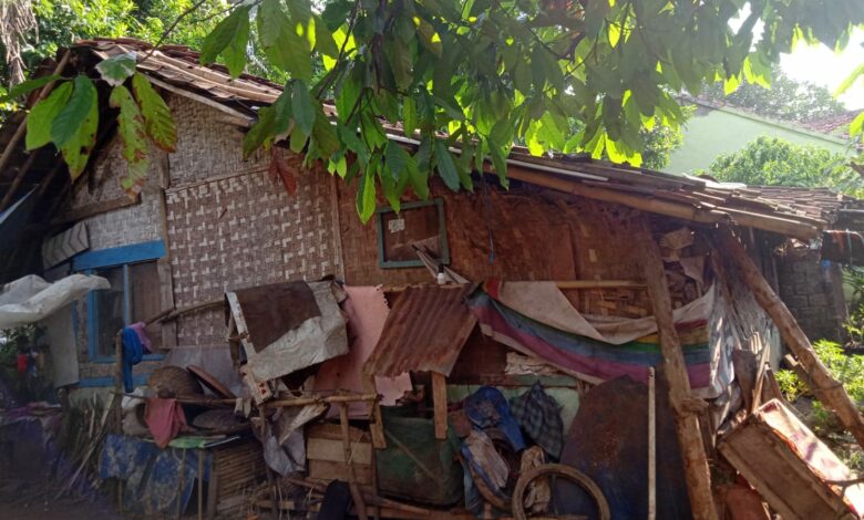 Tidak Ada Biaya, Pasutri Lansia di Cianjur Tinggal di Rumah Nyaris Ambruk