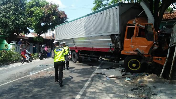 Warga Keluhkan Tumpahan Oli di Jalur Gekbrong Cianjur, Jadi Penyebab Kecelakaan