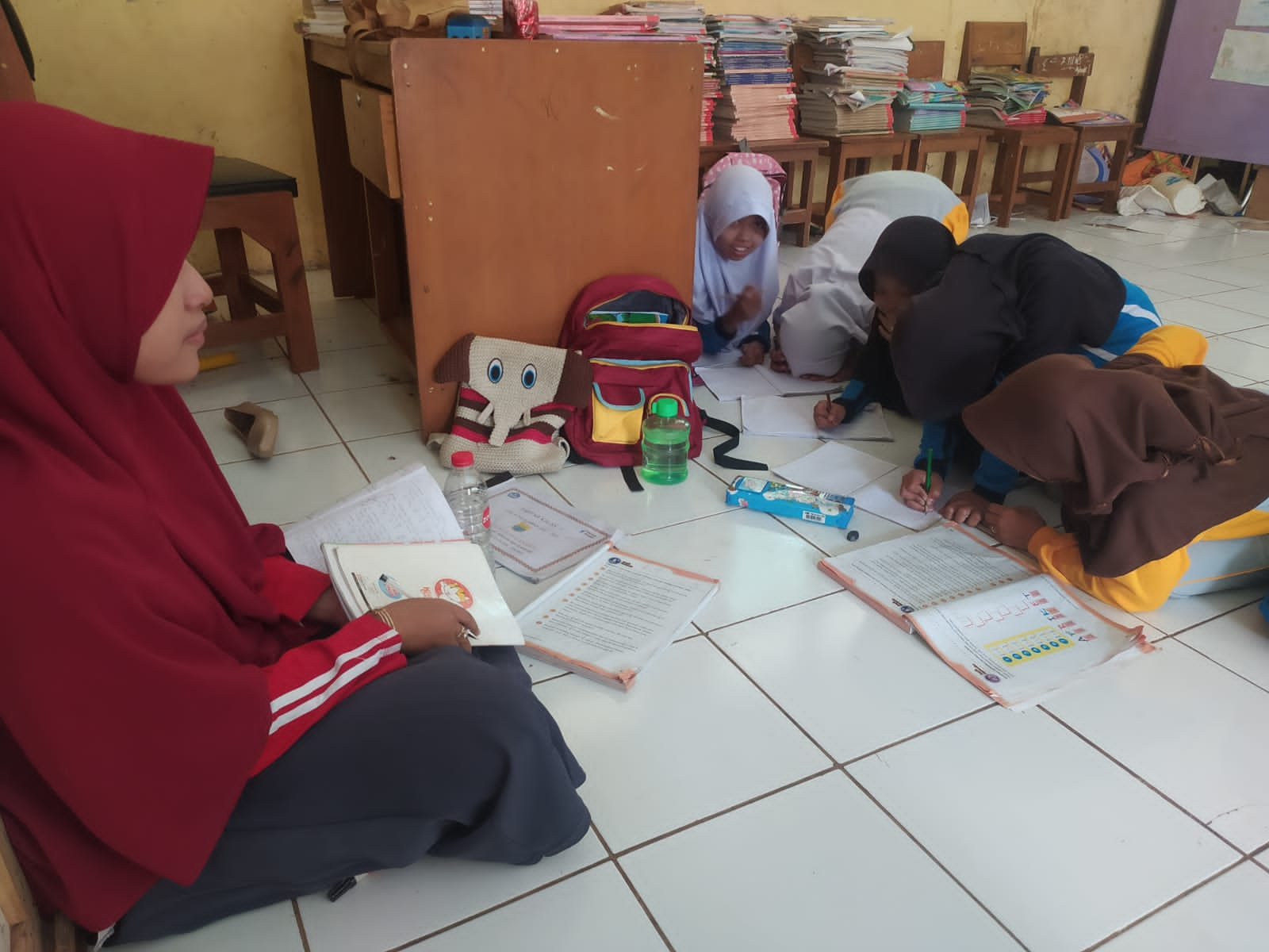 Siswa SDN Karyasakti Terpaksa Belajar Lesehan Karena Bangunan Rusak