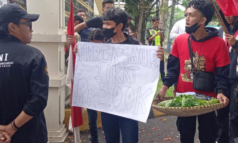 Tolak Harga BBM Naik, Mahasiswa GMNI Demo di Kantor DPRD Cianjur