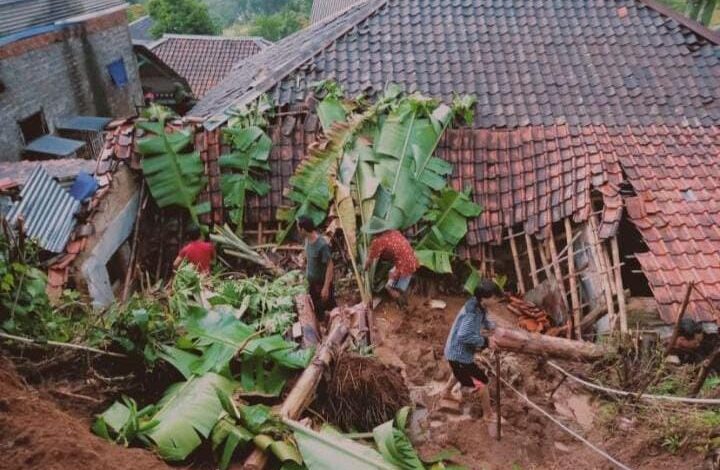 Banjir dan Longsor Terjang Campaka Cianjur, Satu Rumah Hampir Roboh