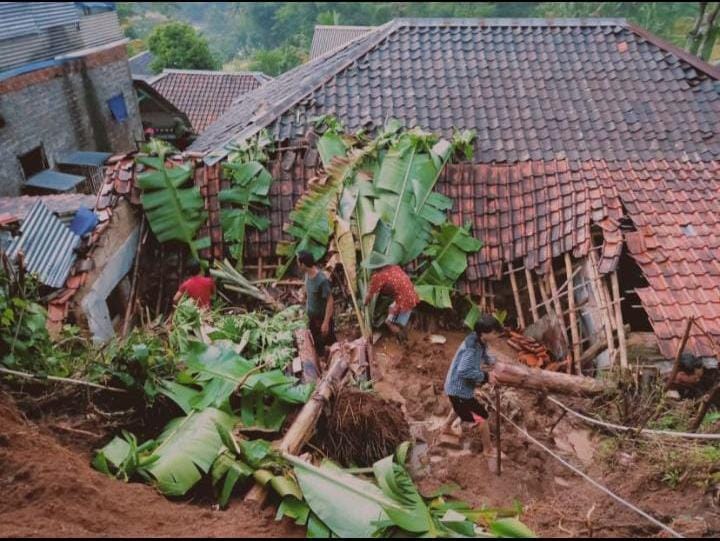 Banjir dan Longsor Terjang Campaka Cianjur, Satu Rumah Hampir Roboh