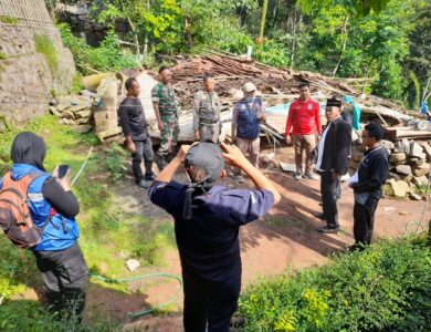 Angin Puting Beliung Robohkan Rumah di Mande Cianjur, Tagana dan Dinsos Beri Bantuan