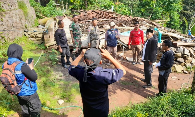 Angin Puting Beliung Robohkan Rumah di Mande Cianjur, Tagana dan Dinsos Beri Bantuan