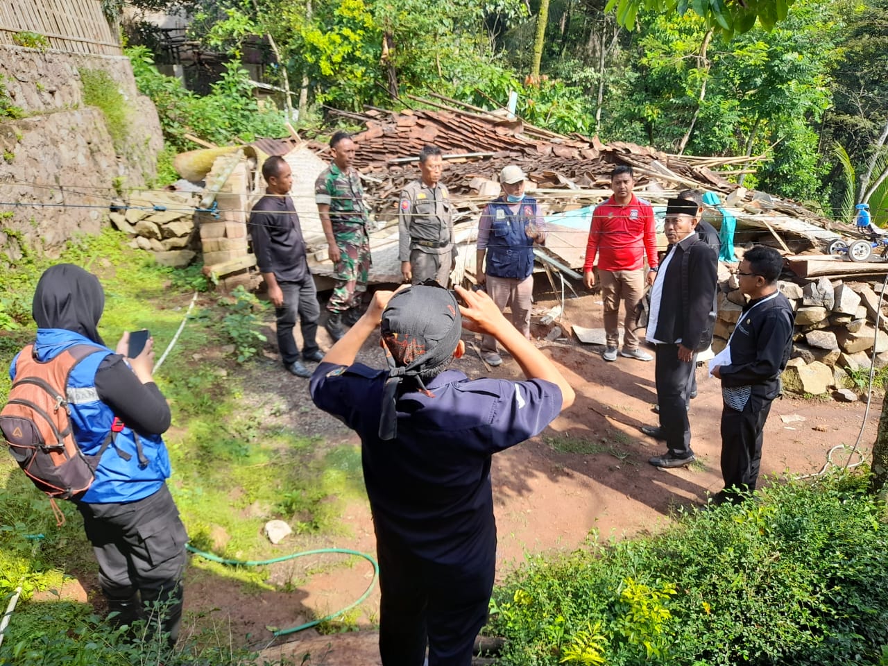 Angin Puting Beliung Robohkan Rumah di Mande Cianjur, Tagana dan Dinsos Beri Bantuan