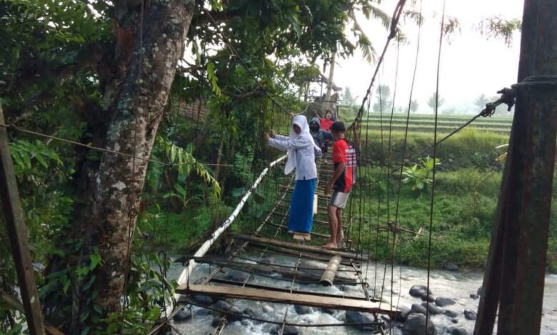 Belum Diperbaiki, Pelajar di Cianjur Bergelantungan di Jembatan Rusak Untuk Sekolah