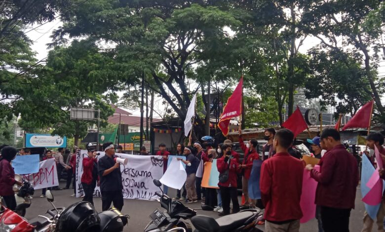 Tolak Kenaikan Harga BBM, IMM dan KAMMI Gelar Aksi di DPRD Cianjur