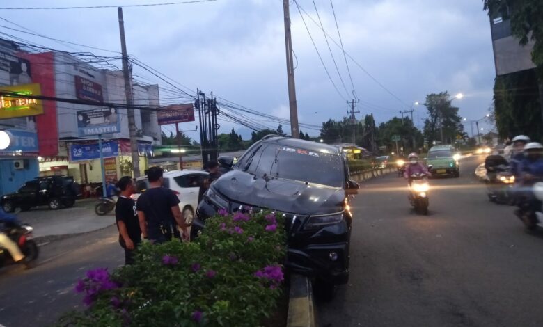 Motor Terlalu Mepet, Mobil Tersangkut di Median Jalan Abdullah Bin Nuh Cianjur