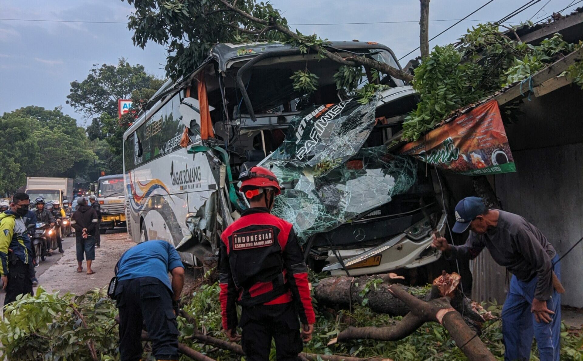 Kecelakaan, Bus Pariwisata Tabrak Tiga Pohon di Sukaluyu Cianjur