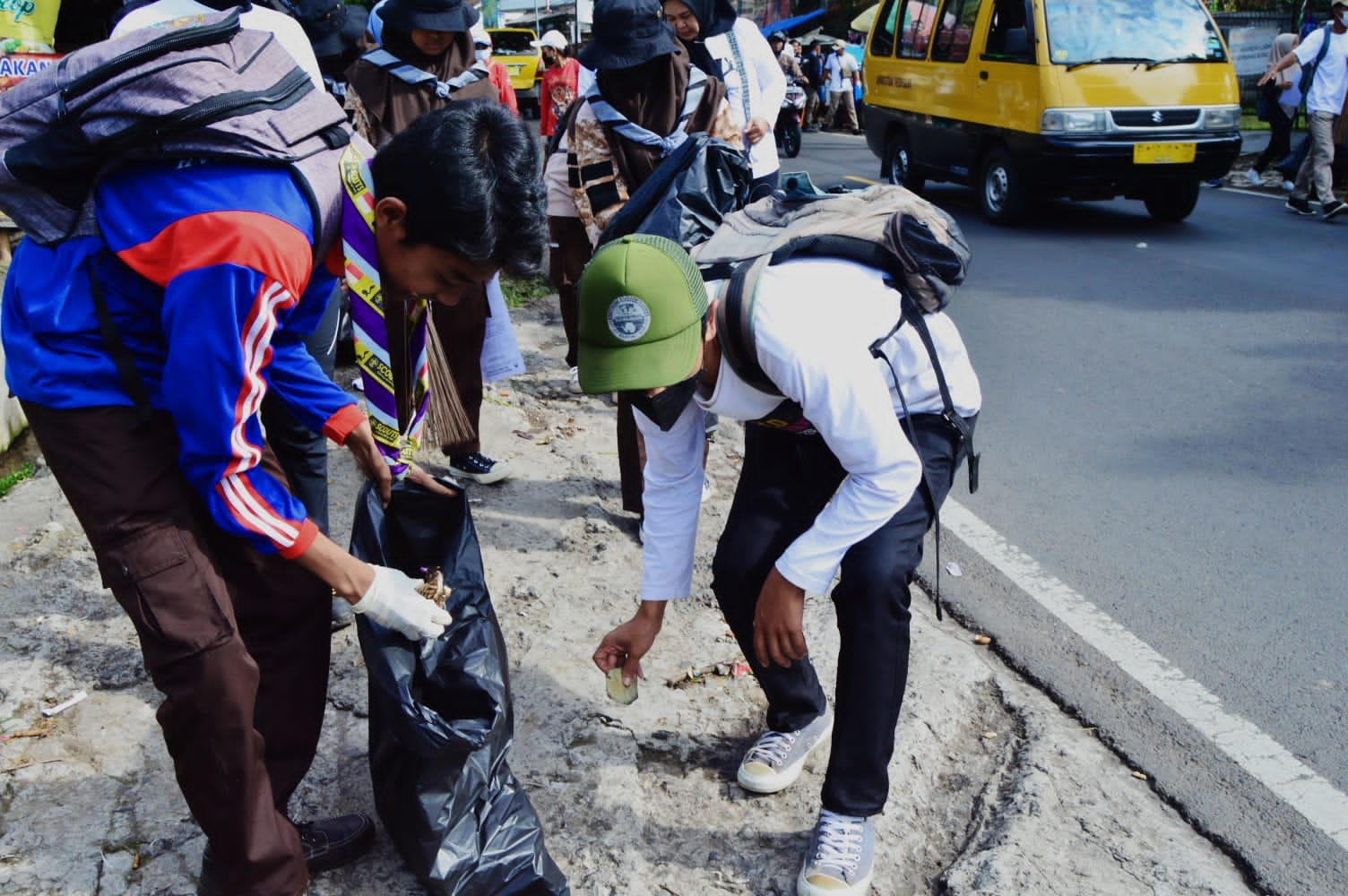 Cianjur Utara Gelar Gerakan World Clean Up Day, Masyarakat dan Pemerintah Gotong Royong