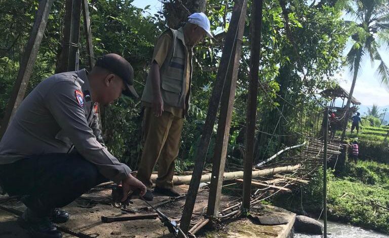 Warga dan Polsek Tanggeung Bangun Jembatan Gantung yang Rusak