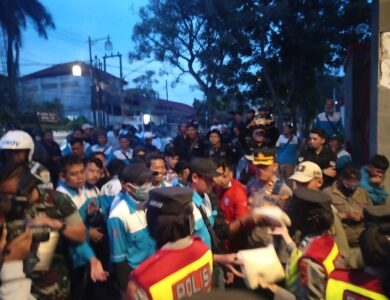 Massa Aksi Penolakan Kenaikan BBM Dapat Sembako dari Kapolres dan Dandim 0608 Cianjur