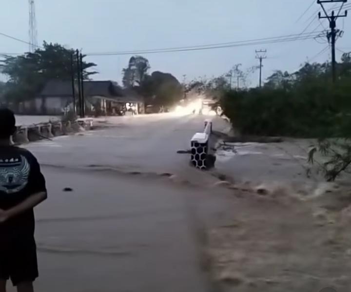 Terendam Banjir, Jembatan di Cianjur Selatan Tak Bisa Dilalui