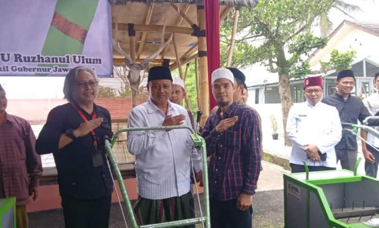 Wakil Gubernur Jawa Barat Beri Bantuan Pada Santri Tani Cianjur