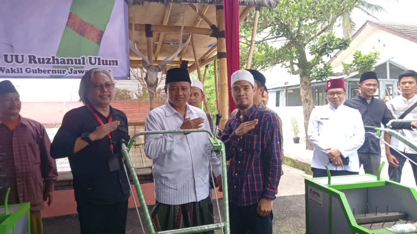 Wakil Gubernur Jawa Barat Beri Bantuan Pada Santri Tani Cianjur