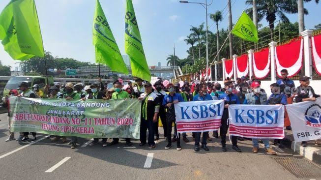 Buruh dan Mahasiswa Banjiri DPR Tolak Kenaikan BBM