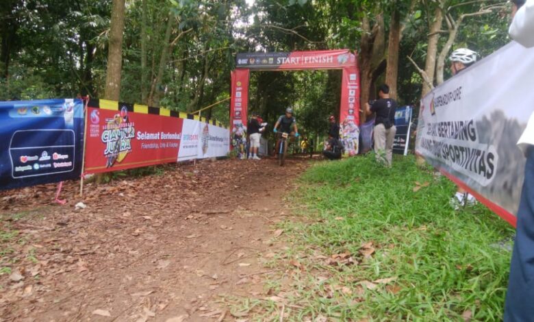 Penuh Adrenalin, Puluhan Atlet Sepeda Cianjur Jajal Trek Hukoci Dalam Kondisi Basah