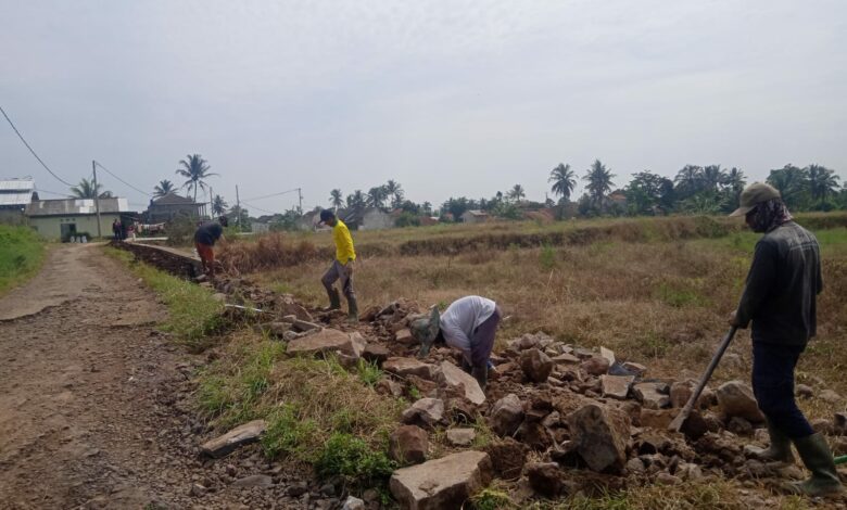 TPT Tidak Sesuai, Warga Sukamaju Cianjur Langsung Membongkarnya