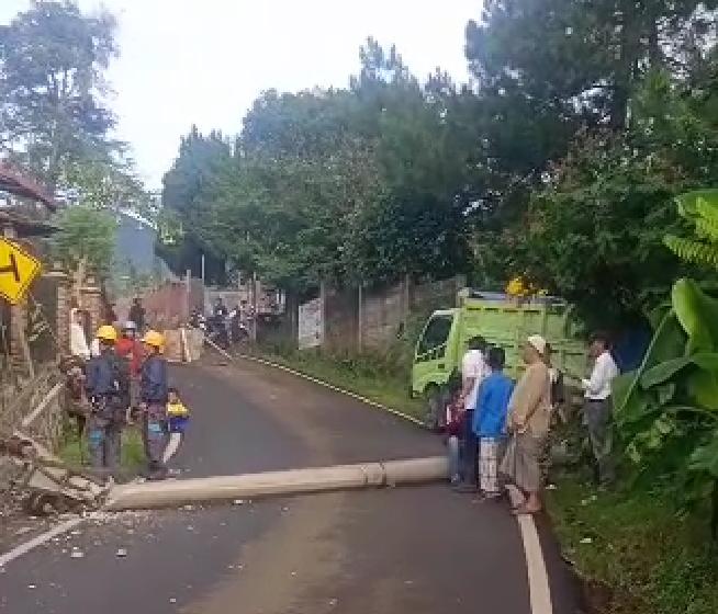 Tak Kuat Menahan Beban, Truk Bermuatan Berat Patah As Dan Senggol Tiang Listrik Hingga Tumbang 