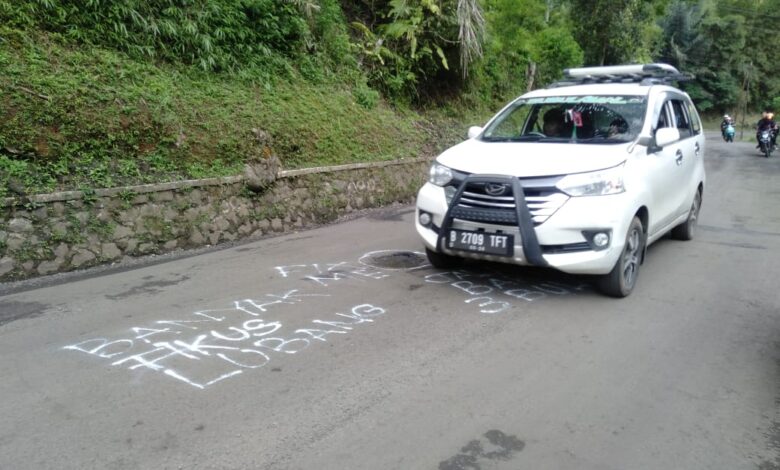 Ruas Jalan Cianjur - Sukanagara yang dibangun Pemerintah Provinsi Jawa Barat beberapa waktu lalu kini sudah rusak kembali.