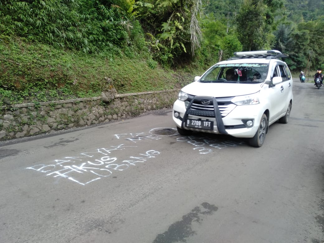 Ruas Jalan Cianjur - Sukanagara yang dibangun Pemerintah Provinsi Jawa Barat beberapa waktu lalu kini sudah rusak kembali.