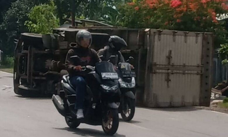 Oleng, Truk Boks Terguling di Jalan Raya Cianjur - Sukabumi 