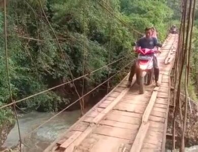 Jembatan Gantung Rapuh Jadi Akses Utama Warga Waringinsari Takokak