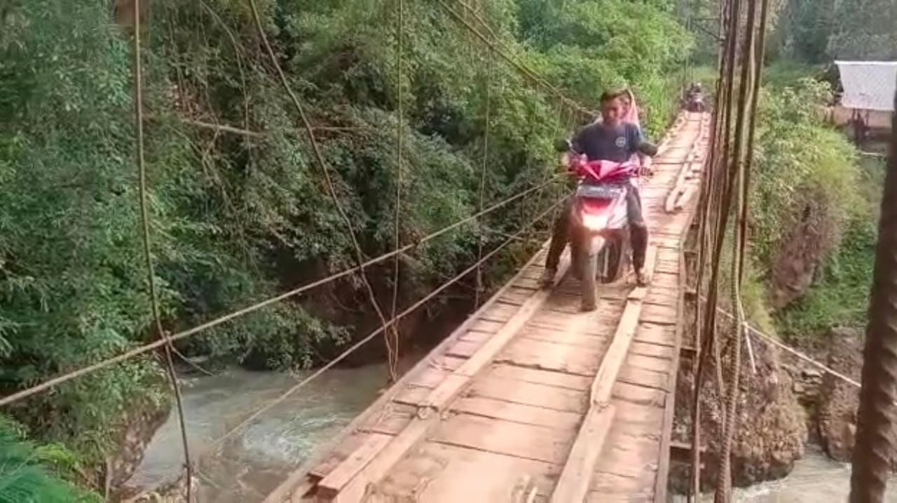 Jembatan Gantung Rapuh Jadi Akses Utama Warga Waringinsari Takokak