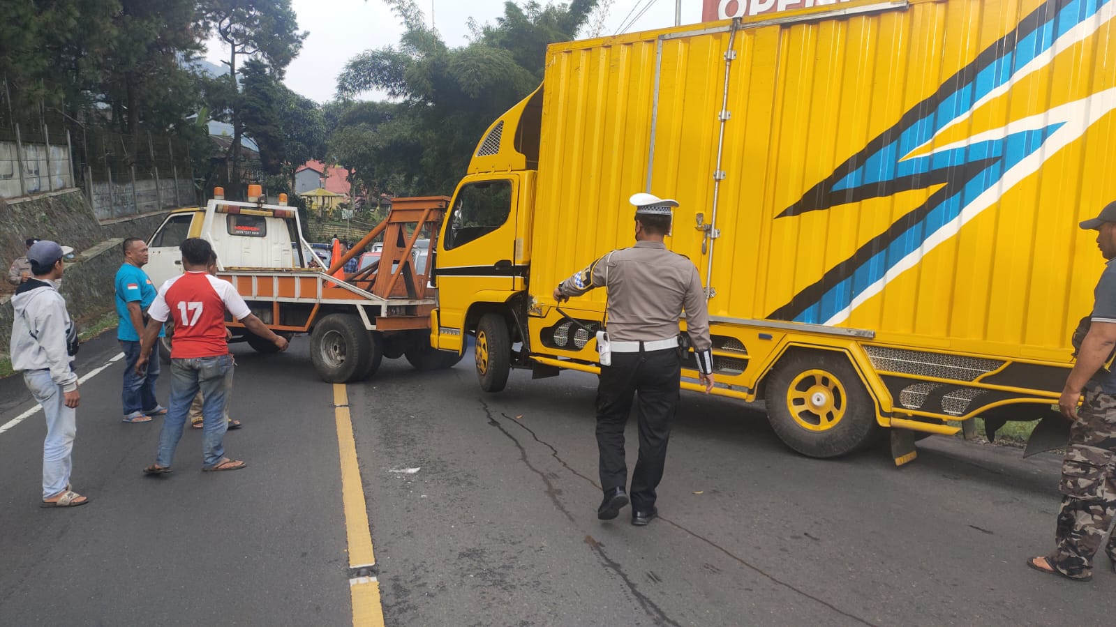 Hendak Menyalip, Mobil dan Truk Tabrakan di Ciloto Puncak Cipanas 