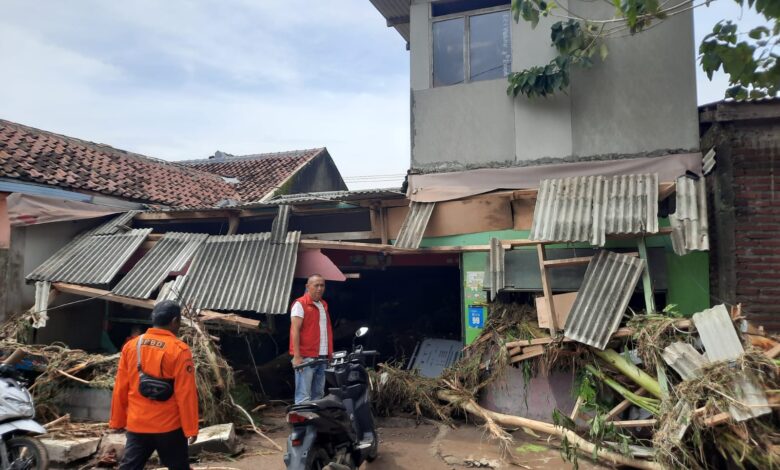 Cianjur Kebanjiran, Bupatinya Pelesiran